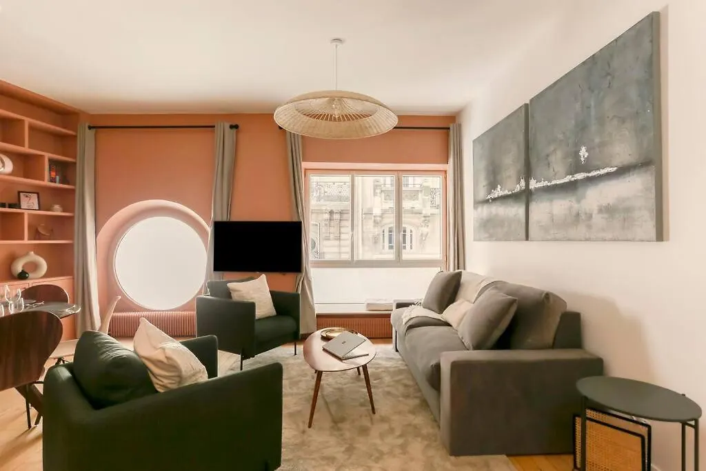 Modern 2 Bedrooms Near Louvre Paris France